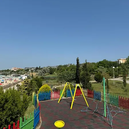 Cozy 1 Bed In Lesso Complex Апартамент